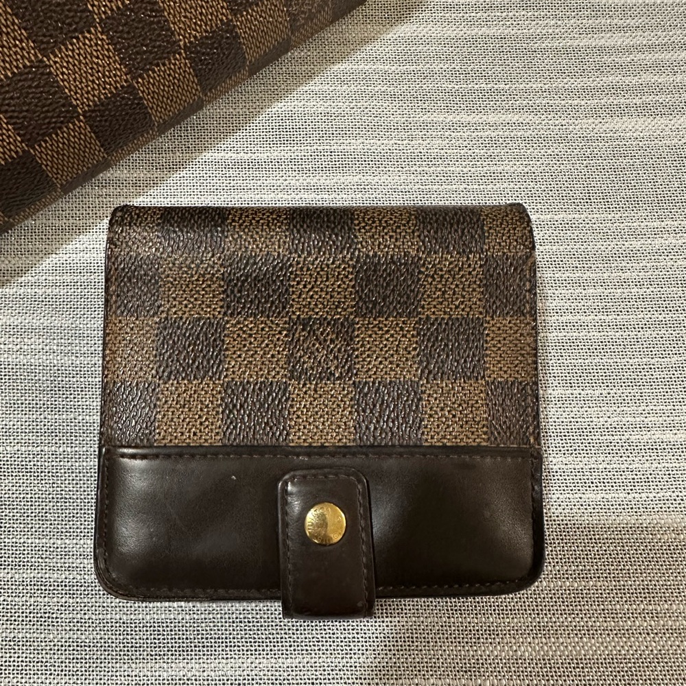 100% Authentic Louis Vuitton Damier Compact Ebene Wallet with Authentication!